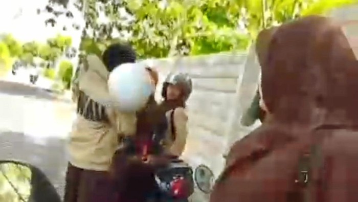pelajar cewe dipukul-dibully di situbondo
