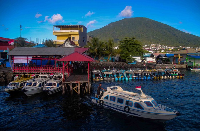 Sejumlah warga dan kendaraanya naik kapal kayu tujuan Tidore saat menyeberang dari Pelabuhan Bastiong, Kota Ternate, Maluku Utara, Minggu (10/12/2023). Otoritas pelayaran Ternate Maluku Utara, menyiapkan berbagai langkah dalam mendukung penyelenggaraan Hari Nusantara di Kota Tidore Kepulauan mulai 10-13 Desember 2023 dengan membuka pelayaraan selama 24 jam untuk kapal kayu dan speedboat untuk melayani mobilitas masyarakat dari Ternate-Tidore maupun sebaliknya. ANTARA FOTO/Andri Saputra/foc.