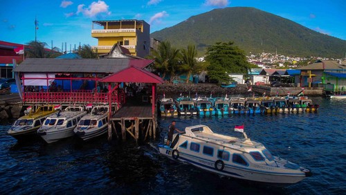 Sejumlah warga dan kendaraanya naik kapal kayu tujuan Tidore saat menyeberang dari Pelabuhan Bastiong, Kota Ternate, Maluku Utara, Minggu (10/12/2023). Otoritas pelayaran Ternate Maluku Utara, menyiapkan berbagai langkah dalam mendukung penyelenggaraan Hari Nusantara di Kota Tidore Kepulauan mulai 10-13 Desember 2023 dengan membuka pelayaraan selama 24 jam untuk kapal kayu dan speedboat untuk melayani mobilitas masyarakat dari Ternate-Tidore maupun sebaliknya. ANTARA FOTO/Andri Saputra/foc.
