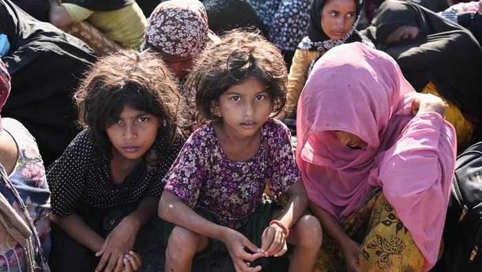 Penampakan Ratusan Pengungsi Rohingya Tiba Lagi di Aceh Rohingya Muslims rest on a beach after they land in Blang Raya, Pidie, Aceh province, Indonesia, December 10, 2023. REUTERS/Stringer NO RESALES. NO ARCHIVES