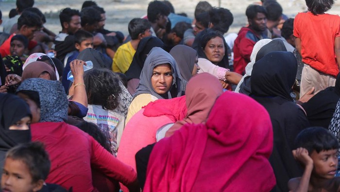 Rohingya Muslims rest on a beach after they land in Blang Raya, Pidie, Aceh province, Indonesia, December 10, 2023. REUTERS/Stringer NO RESALES. NO ARCHIVES