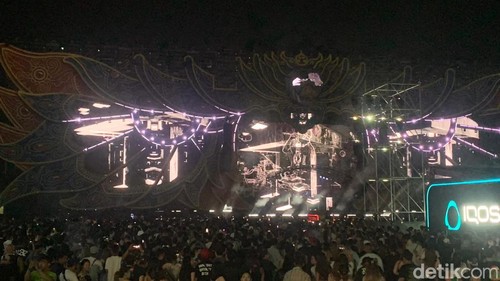 Penampilan DJ Snake di Djakarta Warehouse Project (DWP) XV, di kawasan Garuda Wisnu Kencana (GWK), Ungasan, Kuta Selatan, Badung, Bali, pada Sabtu (9/12/2023). (Foto: Rizki Setyo/detikBali)
