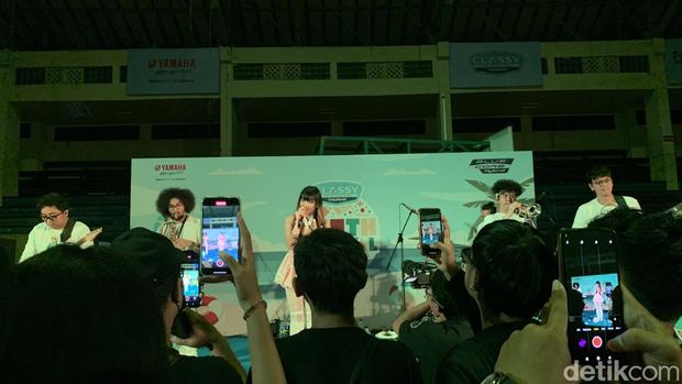 Penampilan Ghea Indrawari di akhir acara Classy Yamaha Youth Fest di Bali, Minggu (10/12/2023). (Siti Mu'amalah)