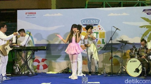 Penampilan Ghea Indrawari di akhir acara Classy Yamaha Youth Fest di Bali, Minggu (10/12/2023). (Siti Mu’amalah)