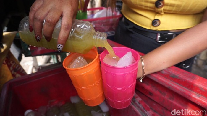 Penjual es tebu di Mojokerto yang sering bikin pembeli gagal fokus
