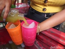 Pesona Penjual Es Tebu di Bypass Mojokerto Bikin Pembeli Gagal Fokus