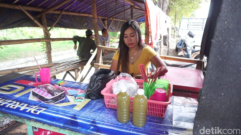Penjual es tebu di Mojokerto yang sering bikin pembeli gagal fokus
