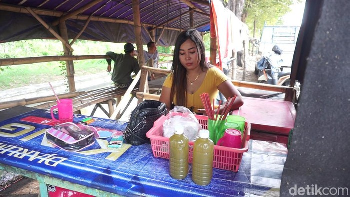 Penjual es tebu di Mojokerto yang sering bikin pembeli gagal fokus