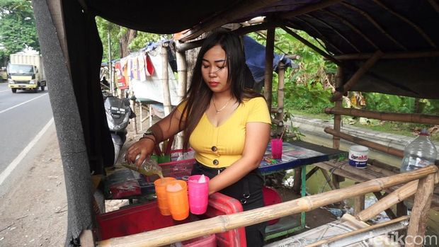 Penjual es tebu di Mojokerto yang sering bikin pembeli gagal fokus