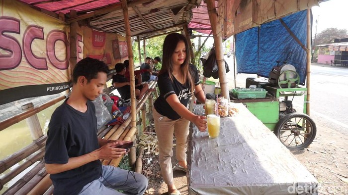 Penjual es tebu di Mojokerto yang sering bikin pembeli gagal fokus