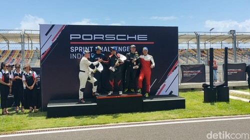 Penyerahan piala Porsche Sprint Challenge di Sirkuit Mandalika, Minggu (10/12/2023). (Ahmad Viqi/detikBali).