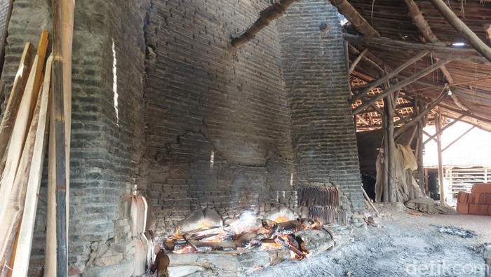 Perajin genting Desa Budur, Kecamatan Ciwaringin, Cirebon. Perajin genting Desa Budur, Kecamatan Ciwaringin, Cirebon.