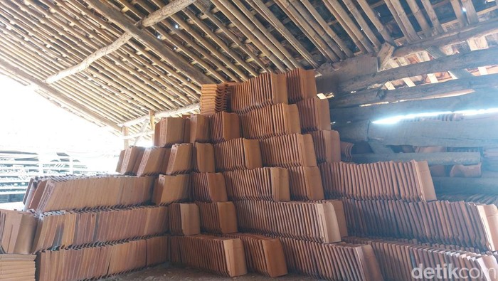 Perajin genting di Desa Budur, Kecamatan Ciwaringin, Kabupaten Cirebon. Perajin genting di Desa Budur, Kecamatan Ciwaringin, Kabupaten Cirebon.