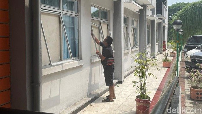 Perbaikan kaca kantor rusunawa pengungsi di Sidoarjo