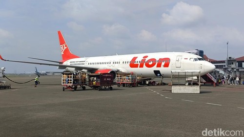 Pesawat Lion Air di Bandara El Tari Kupang, Minggu (10/12/2023). (Yufengki Bria/detikBali)