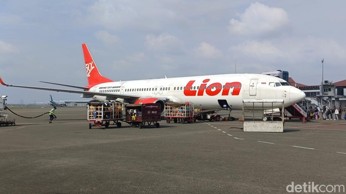 Pesawat Lion Air di Bandara El Tari Kupang, Minggu (10/12/2023). (Yufengki Bria/detikBali)