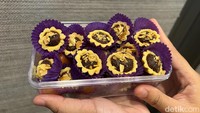 Selain menggunakan sponge cake, nastar ternyata juga bisa dibentuk mirip pie. Pie nastar yang mungil dan cantik dapat menjadi alternatif selain fruit tartlet yang sudah sering disajikan. Foto: detikcom