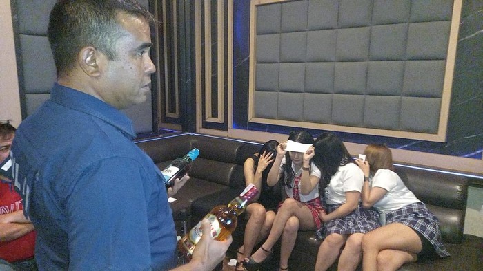 Polda NTB menggelar razia di dua lokasi karoke di Kota Mataram, Sabtu malam (9/12/2023). (Foto: Ditresnarkoba Polda NTB)