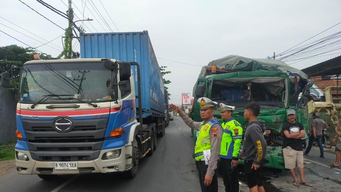 Polisi sedang meninjau kecelakaan beruntun di jalan Pantura Kudus-Pati, Minggu (10/12/2023).