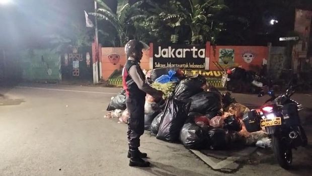 Polsek Setiabudi menemukan tumpukan sampah di jalanan