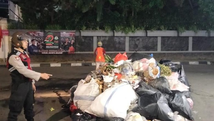 Polsek Setiabudi menemukan tumpukan sampah di jalanan