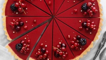 Potongan kue tart cranberry yang sempurna proporsinya. Foto: Boredpanda