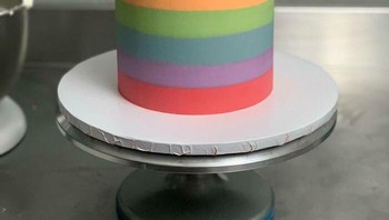 Kue rainbow dengan warna yang cantik. Foto: Boredpanda