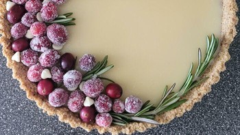 Kue tart dengan cokelat putih dan cranberry. Foto: Boredpanda