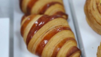 Roti croissant yang mengkilap. Foto: Boredpanda