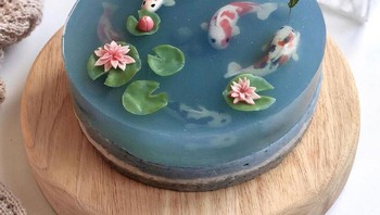 Kue mousse kolam koi untuk Hari Ayah. Semua yang ada di dalam ini bisa dimakan. Foto: Boredpanda
