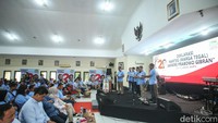 Acara deklarasi itu dilakukan di Gedung Joang 45, Menteng, Jakarta Pusat, Minggu (10/12/2023). Pembacaan isi deklarasi dibacakan oleh Wakil Sekretaris TKN Edi Budiarso, yang diikuti oleh relawan yang hadir.
