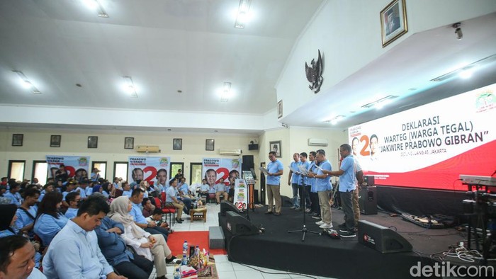 Potret Relawan βWartegβ Deklarasi Dukung Prabowo-Gibran Relawan Warga Tegal (Warteg) Jakwire mendeklarasikan dukungannya kepada pasangan capres-cawapres Prabowo Subianto dan Gibran Rakabuming Raka. Relawan itu memberikan dukungan dan berharap warung makan tegal (Warteg) tidak digusur jika Prabowo dan Gibran menang dalam pilpres 2024.
