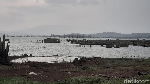 Puing-puing bekas rumah warga di Waduk Jatigede di Sumedang mulai terendam kembali seiring dengan meningkatnya intensitas air hujan, Minggu (10/12/2023)
