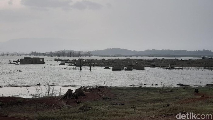 Puing-puing bekas rumah warga di Waduk Jatigede di Sumedang mulai terendam kembali seiring dengan meningkatnya intensitas air hujan, Minggu (10/12/2023)