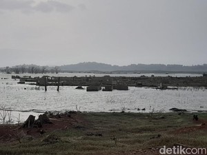 Jejak Hunian Warga di Waduk Jatigede Perlahan Tergenang Lagi