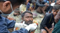 Petugas medis melakukan tes usap kepada imigran Rohingya setelah mendarat di Desa Blang Raya, Kabupaten Pidie, Aceh, Minggu (10/12/2023).