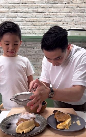 Gemas! Reynold Poernomo Masak Bareng Keponakan, Ini Menunya