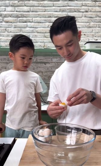 Gemas! Reynold Poernomo Masak Bareng Keponakan, Ini Menunya