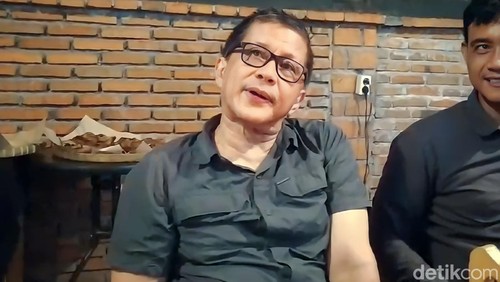 Rocky Gerung di Mataram pada Sabtu malam (9/12/2023). (Foto: Helmy Akbar/detikBali)