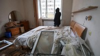 Setidaknya 7 blok apartemen dan lebih dari 20 mobil rusak, menurut Layanan Darurat Negara Ukraina.  