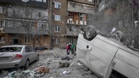 Rudal merusak blok apartemen, mobil, dan menyebabkan dua orang terluka, menurut gubernur wilayah Kharkiv, Syniehubov.  