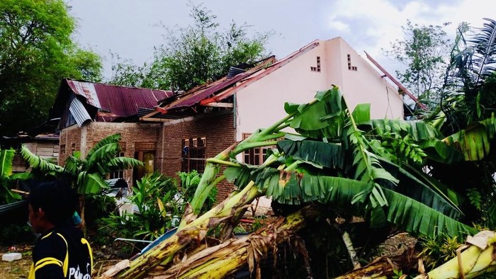 Rumah di Bone rusak diterjang angin puting beliung.