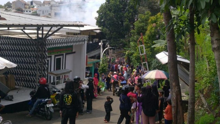 Rumah dua lantai di Kecamatan Cibeunying, Kota Bandung terbakar.