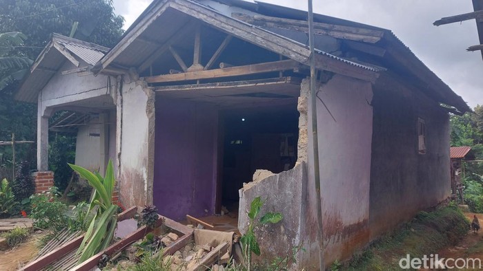 Rumah warga rusak akibat gempa di Pamijahan Bogor