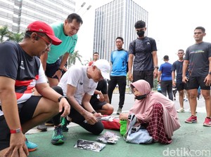Lari Pagi di CFD, Ganjar Borong Kaus Kaki Dagangan Lansia