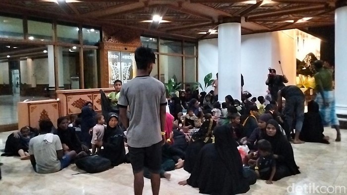 Sebanyak 135 pengungsi Rohingya yang terdampar di Aceh Besar diangkut warga ke Kantor Gubernur Aceh. (Foto: Agus Setyadi/detikSumut).
