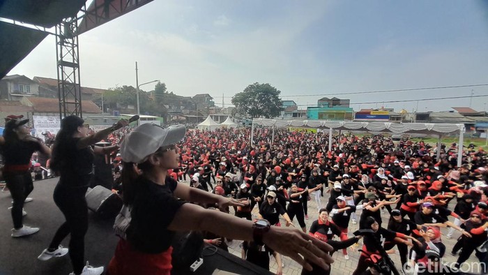 Senam sehat warga bersama relawan Ganjar-Mahfud.
