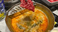 Letasu memiliki menu kuah terbaru yang seasonal, yaitu Suan La Tang. Suan La Tang rasa pedasnya sangat ringan, dipadukan creamy dari telur yang diorak-arik dan sensasi asam segar berasal dari cukanya. Foto: detikFood/Yenny Mustika Sari