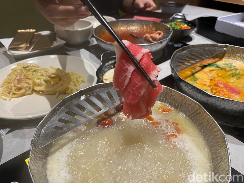 Shabu Shabu Letasu menyajikan sukiyaki Tokyo