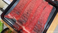 Pilihan menu Deluxe mendapatkan 3 jenis daging. Yaitu toro, momo, dan kata. Setelah itu, dapat dinikmati bersama kuah sesuai selera. Foto: detikFood/Yenny Mustika Sari